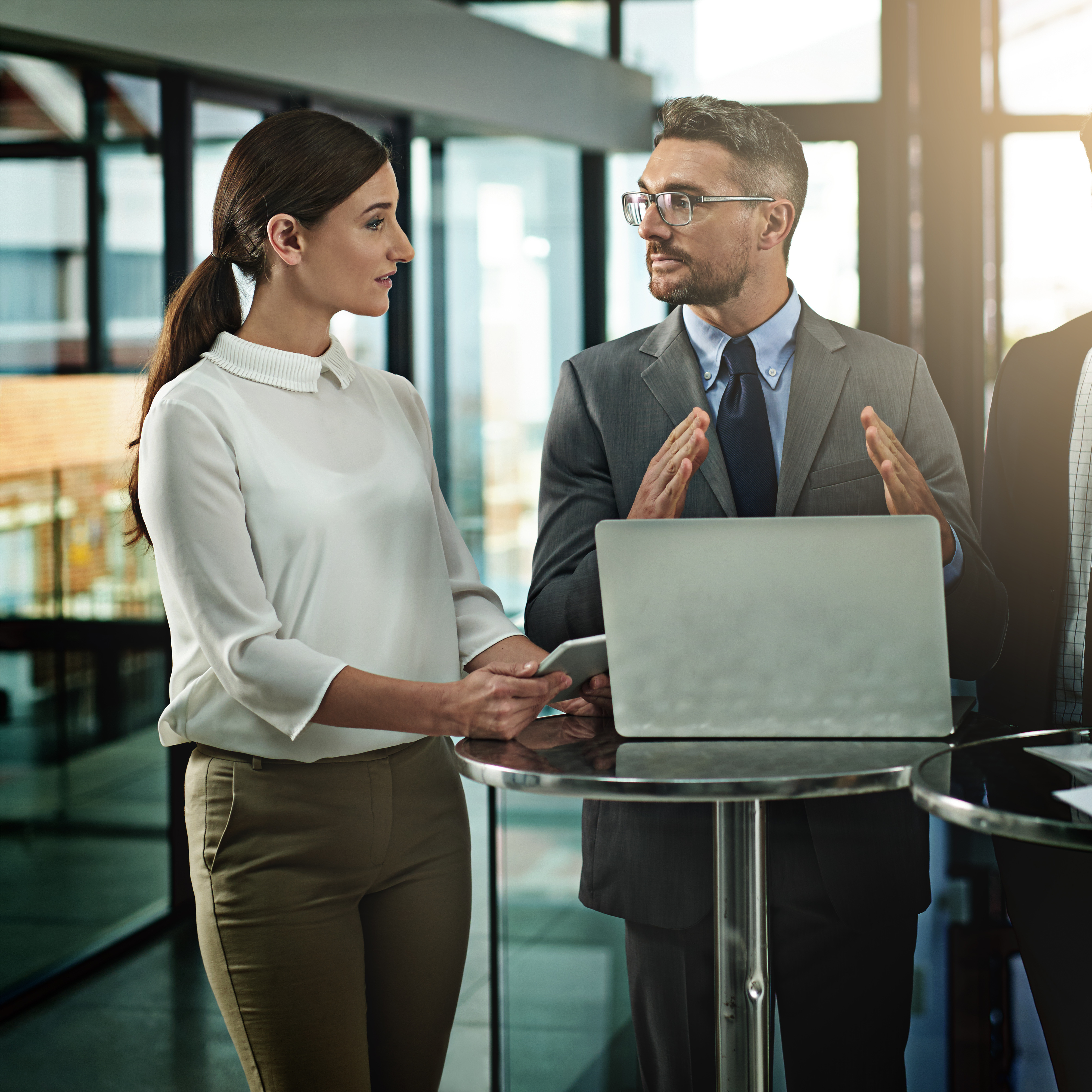 Directivo analizando opciones y mejorando la toma de decisiones gracias al coaching ejecutivo en una sala de reuniones en Madrid
